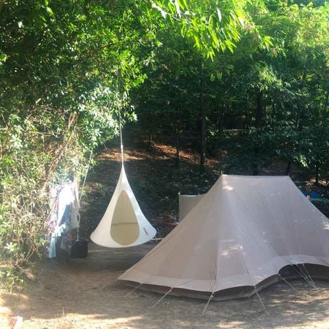 Kampeerplaats - Standplaats Plus 60-75m² : auto + tent/caravan of camper + elektriciteit 1 pers.