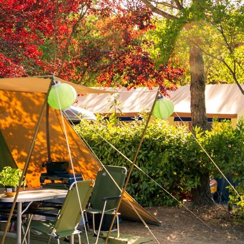 Kampeerplaats - Maxi Standplaats 80-100m² : auto + tent/caravan of camper + elektriciteit 1 pers.
