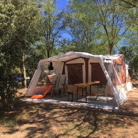 Kampeerplaats - Maxi Standplaats 80-100m² : auto + tent/caravan of camper + elektriciteit 1 pers.