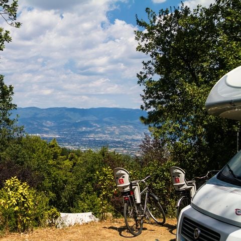 Kampeerplaats - Maxi Standplaats 80-100m² : auto + tent/caravan of camper + elektriciteit 1 pers.