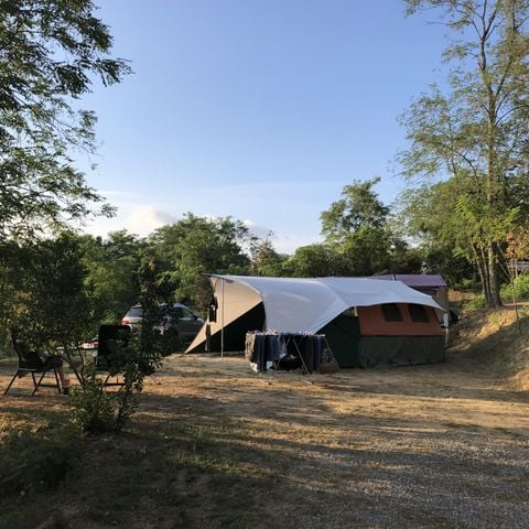 Kampeerplaats - Standplaats Exclusief 136-180m² : auto + tent/caravan of camper + elektriciteit 1 pers.
