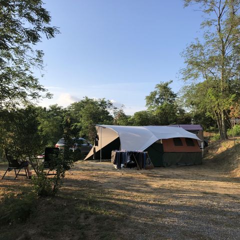 STAANPLAATS - Standplaats Exclusief 136-180m² : auto + tent/caravan of camper + elektriciteit 1 pers.