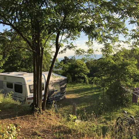 Kampeerplaats - Standplaats Exclusief 136-180m² : auto + tent/caravan of camper + elektriciteit 1 pers.
