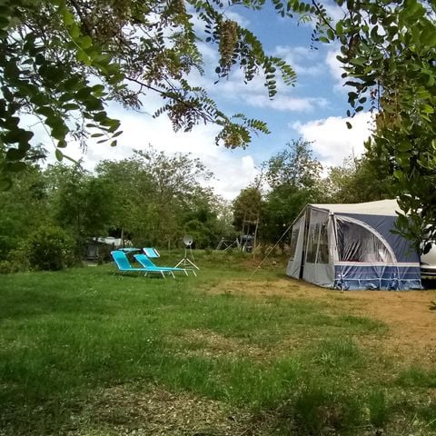 STAANPLAATS - Standplaats Exclusief 136-180m² : auto + tent/caravan of camper + elektriciteit 1 pers.