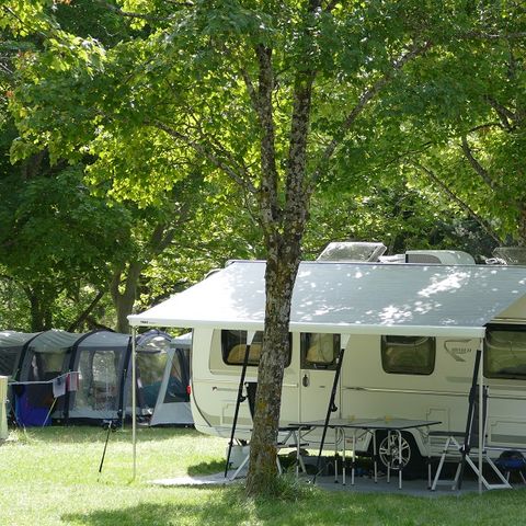 EMPLACEMENT - Emplacement avec voiture + tente ou caravane ou camping-car
