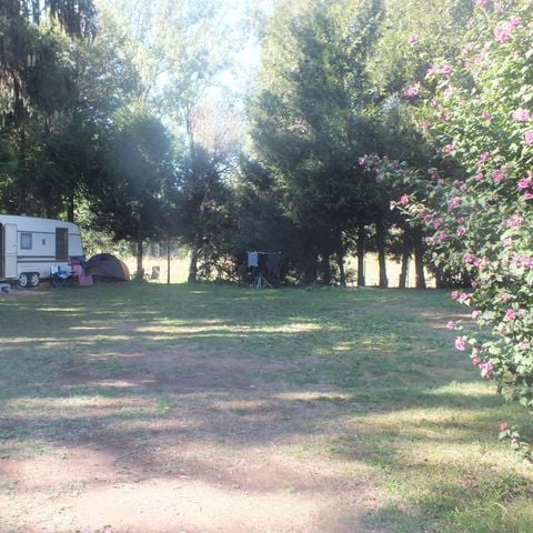 EMPLACEMENT - Forfait Nature avec 1 voiture + tente/caravane ou 1 camping-car + 2 personnes -