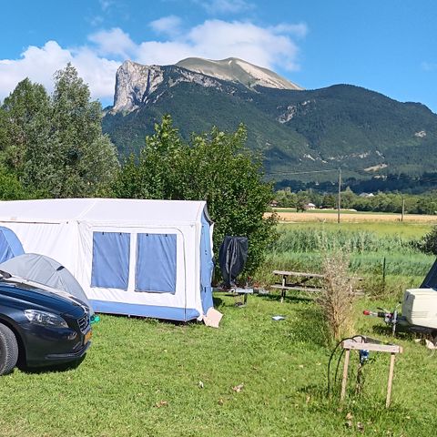 PARCELA - Tienda/caravana/vehículo/autocaravana parcela/electricidad 10A 2 pers.