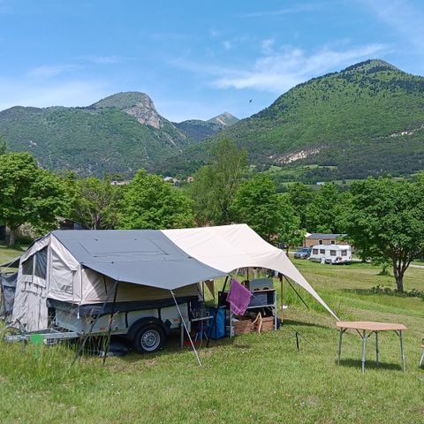 PIAZZOLA - Piazzola per tenda/caravan/veicolo/camper/elettricità 10A 2 pers.