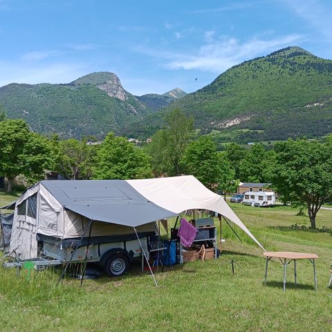 STAANPLAATS - Tent/caravan/voertuig/camper/elektriciteitspakket 6A