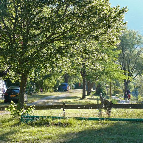 EMPLACEMENT - Forfait 1 emplacement + 2 personnes + 1 véhicule + 1 caravane ou tente 
