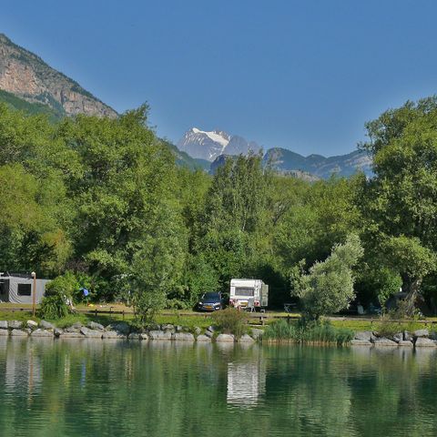 EMPLACEMENT - Forfait 1 emplacement + 2 personnes + 1 véhicule + 1 caravane ou tente 