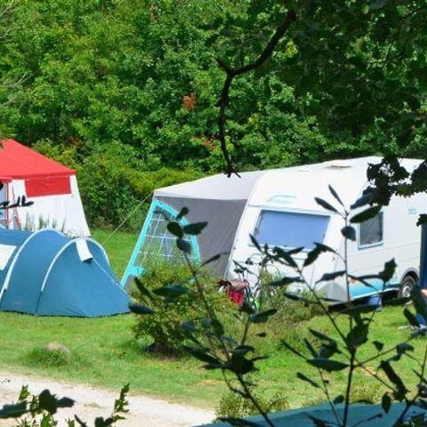 Stellplatz - Forfait Confort (1 Zelt, Wohnwagen oder Wohnmobil / 1 Auto / Strom 6A)