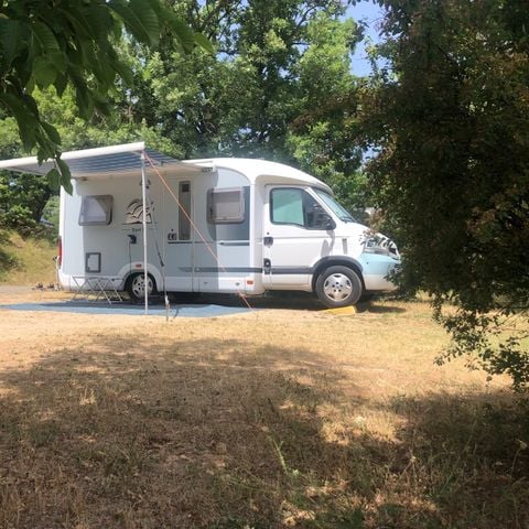 Stellplatz - Forfait Confort (1 Zelt, Wohnwagen oder Wohnmobil / 1 Auto / Strom 6A)
