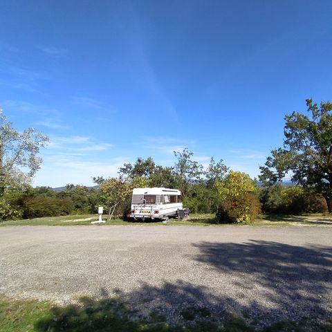 EMPLACEMENT - Forfait Confort (1 tente, caravane ou camping-car / 1 voiture / électricité 6A)