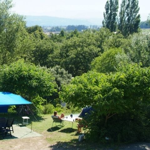 Kampeerplaats - Comfortpakket (1 tent, caravan of camper / 1 auto / 6A elektriciteit)
