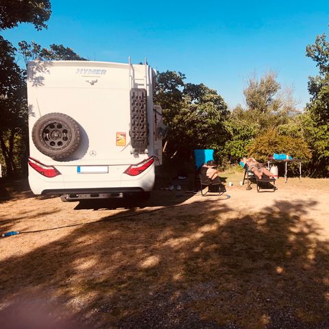 STAANPLAATS - Comfortpakket (1 tent, caravan of camper / 1 auto / 6A elektriciteit)