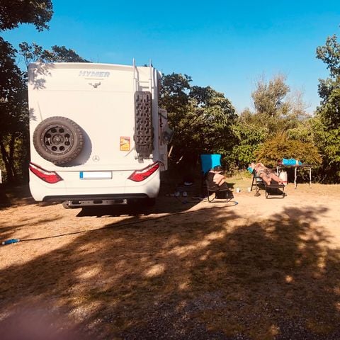 Stellplatz - Forfait Confort (1 Zelt, Wohnwagen oder Wohnmobil / 1 Auto / Strom 6A)