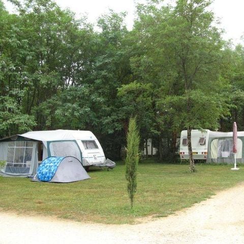Kampeerplaats - Comfortpakket (1 tent, caravan of camper / 1 auto / 10A elektriciteit)