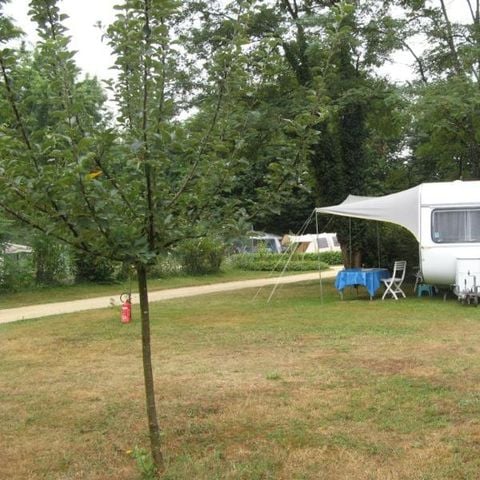 Parcela - Paquete confort (1 tienda, caravana o autocaravana / 1 coche / electricidad 10A)