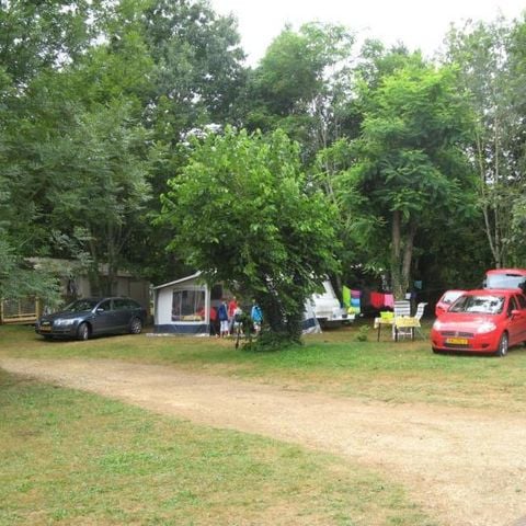 Piazzola - Pacchetto comfort (1 tenda, roulotte o camper / 1 auto / elettricità 10A)