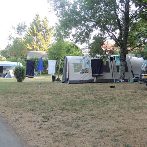 Piazzola - Pacchetto comfort (1 tenda, roulotte o camper / 1 auto / elettricità 10A)