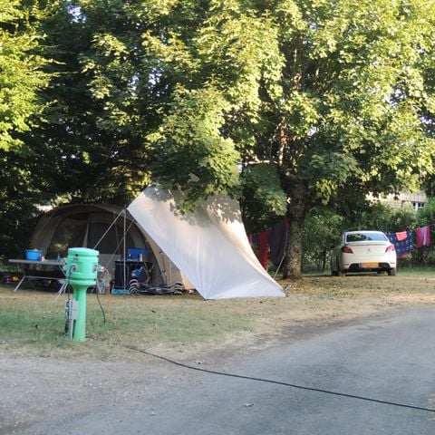 Kampeerplaats - Privilege pakket (1 tent, caravan of camper / 1 auto / 10A elektriciteit) met uitzicht op de natuur
