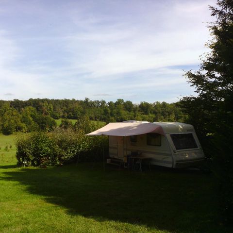 Stellplatz - Forfait Privilège (1 Zelt, Wohnwagen oder Wohnmobil / 1 Auto / Strom 10A) Blick auf die Natur