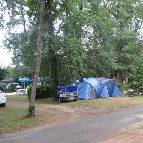 Emplacement - Forfait Grand confort (1 tente, caravane ou camping-car / 1 voiture)