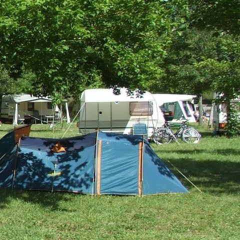PARCELA - Paquete de camping (parcela, 2 personas, 1 vehículo)