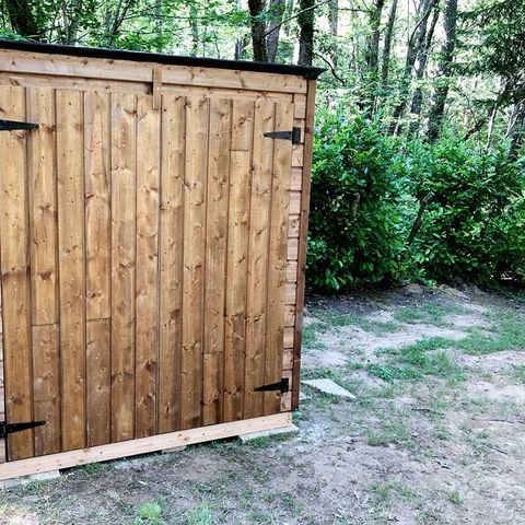 STAANPLAATS - Premium pakket: Vooringerichte staanplaats + 1 auto + tent, caravan of camper + elektriciteit