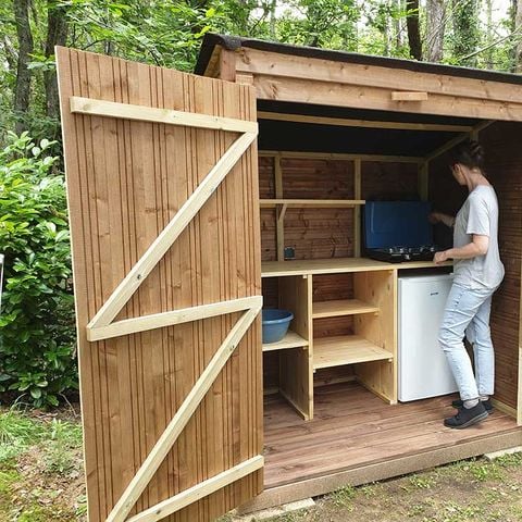 STAANPLAATS - Premium pakket: Vooringerichte staanplaats + 1 auto + tent, caravan of camper + elektriciteit