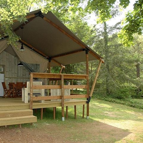 Tente en toile et en bois 6 personnes - Lodge WOODY 50m² avec terrasse couverte - 3 chambres (avec sanitaires)