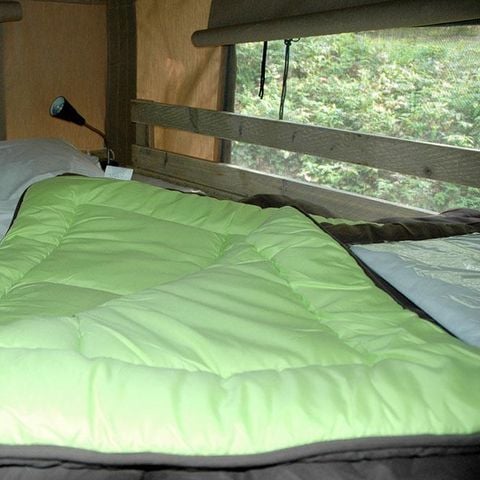Tente en toile et en bois 6 personnes - Lodge WOODY 50m² avec terrasse couverte - 3 chambres (avec sanitaires)