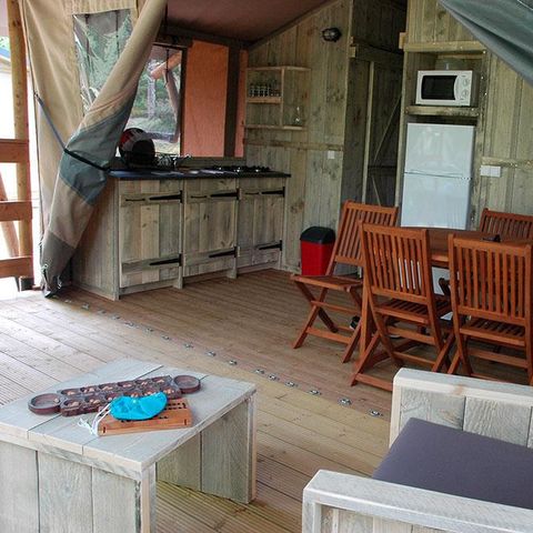 Safarizelt 6 personen - WOODY Lodge 50m² mit überdachter Terrasse - 3 Zimmer (mit Sanitäranlagen)