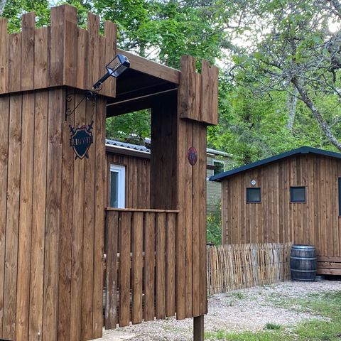 BUNGALOW 4 personnes - Mobil-home bois - 26m² avec terrasse couverte / 2 chambres