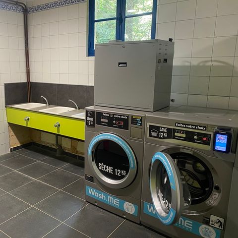 Stellplatz - Pauschale Komfort XL: Großer Stellplatz >100m² + 1 Fahrzeug + Zelt oder Wohnwagen + Strom