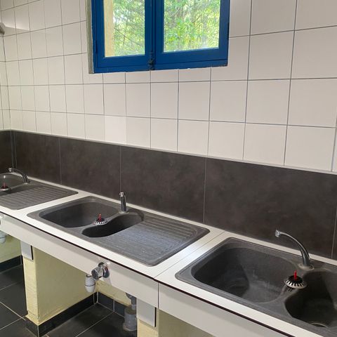 PIAZZOLA - Pacchetto XL comfort: Piazzola grande >100m² + 1 veicolo + tenda o roulotte + elettricità