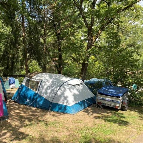 EMPLACEMENT - Forfait confort XL : Grand emplacement >100m² + 1 véhicule + tente ou caravane + électricité