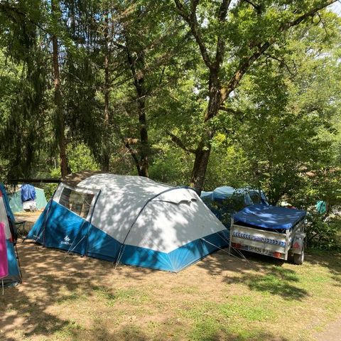 STAANPLAATS - XL comfort pakket: Grote staanplaats >100m² + 1 voertuig + tent of caravan + elektriciteit