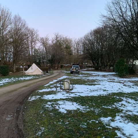 Kampeerplaats - 2-persoons camperpakket met elektriciteit en 1 voertuig