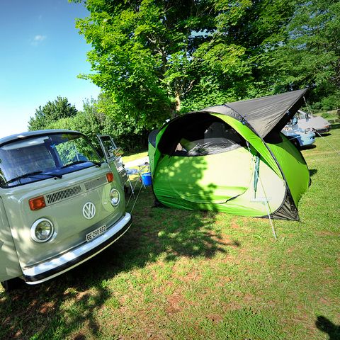 Kampeerplaats - Standplaats CONFORT: auto + tent, caravan of camper met elektriciteit
