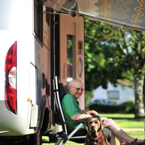 Kampeerplaats - Standplaats CONFORT: auto + tent, caravan of camper met elektriciteit