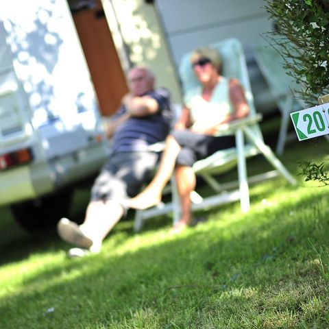 Kampeerplaats - Standplaats CONFORT: auto + tent, caravan of camper met elektriciteit