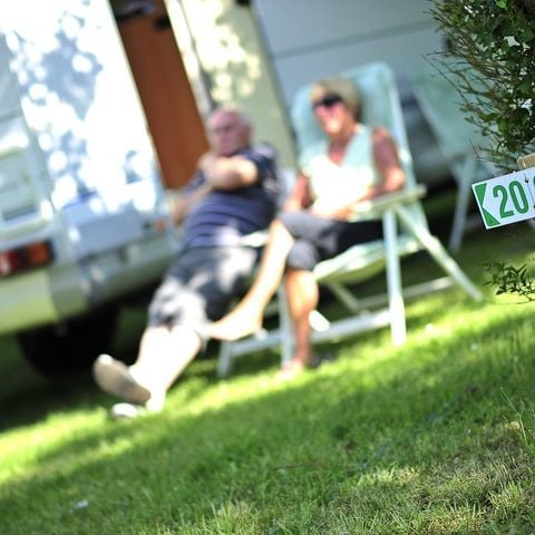 PIAZZOLA - Piazzola CONFORT: auto + tenda, roulotte o camper con elettricità