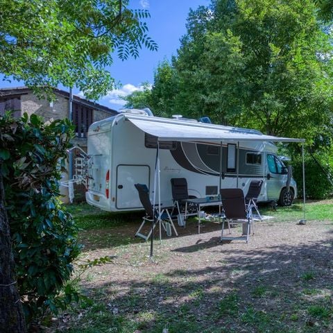 STAANPLAATS - VAKANTIE 80 M2 MINIMUM / ZONDER ELECTRICITEIT / 2 PERSONEN INBEGREPEN (tot 6 personen)