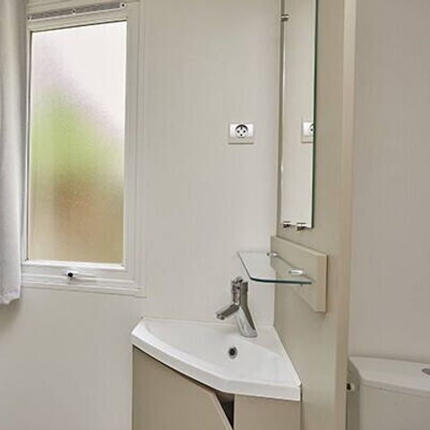 MOBILHOME 4 personnes - Mobil-home | Ultimate | 2 Ch. | 4 Pers. | Terrasse Lounge | Jacuzzi | 2 SDB | Clim. | TV