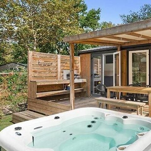 BUNGALOW 4 personnes - Mobil-home | Ultimate | 2 Ch. | 4 Pers. | Terrasse Lounge | Jacuzzi | 2 SDB | Clim. | TV