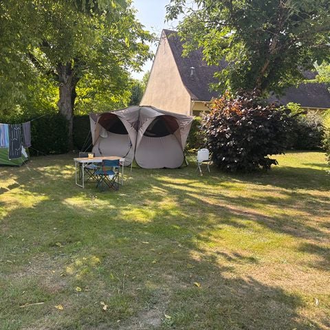 Kampeerplaats - Comfortpakket (tent, camper of caravan + 1 auto + 10A elektriciteit)
