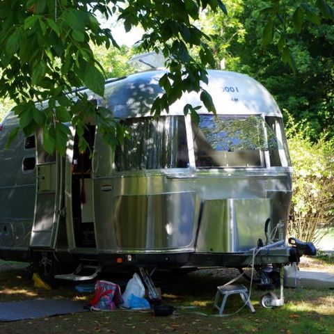 EMPLACEMENT - Forfait Confort (tente, camping car ou caravane + 1 auto + électricité 10A)