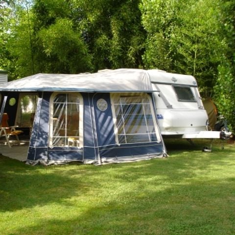 Kampeerplaats - Comfortpakket (tent, camper of caravan + 1 auto + 10A elektriciteit)